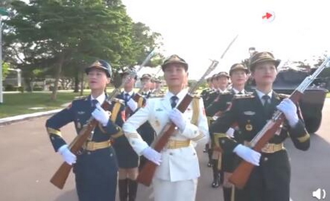 女兵|驻港仪仗女兵版无价之姐来了，网友：起步就震撼，亮相就精彩，太美了