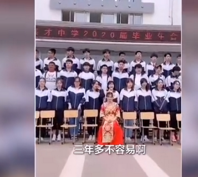 学生|1个月提升30分！男生查分后激动抱住班主任吼叫，网友：付出得到回报