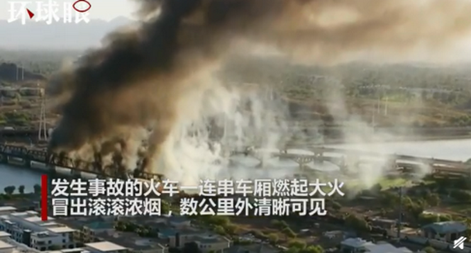 热点|美国一运有化学品列车脱轨起火，目击者：宛如地狱里的一幕