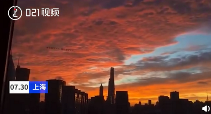 热点|美翻了！上海清晨出现火烧云，网友：仿佛进入动画片里的世界
