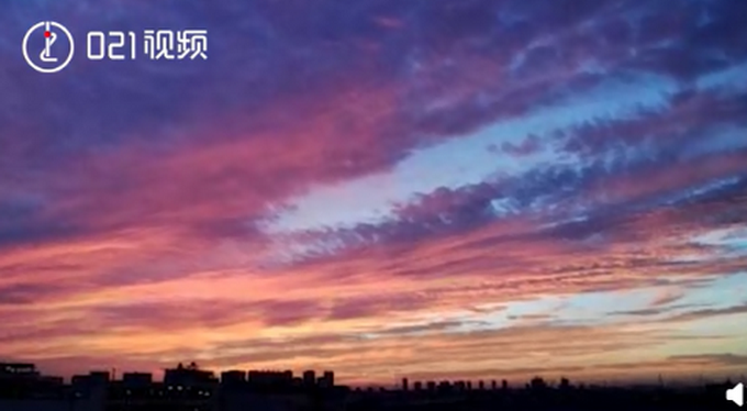 热点|美翻了！上海清晨出现火烧云，网友：仿佛进入动画片里的世界