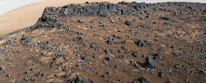 "好奇"号火星车拍摄的火星夏普山的资料照片.新华社供图