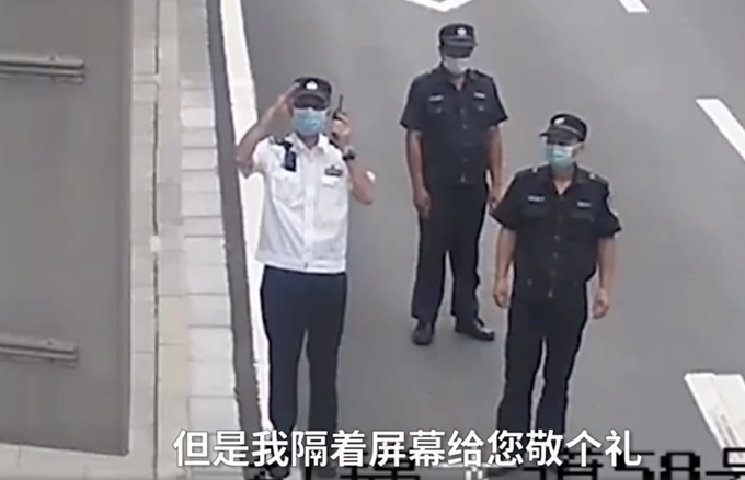 公安民警|感人！37年老民警最后一次巡逻对监控敬礼，同事隔屏回礼