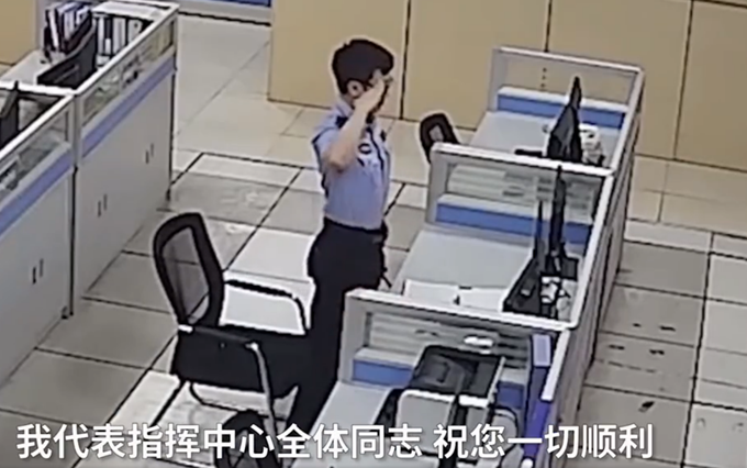 公安民警|感人！37年老民警最后一次巡逻对监控敬礼，同事隔屏回礼