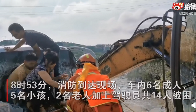 热点|惊险一幕！村民用挖掘机洪水中挡住客车救下14人，网友：幸亏有你