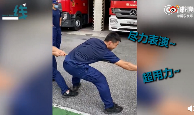 热点|消防员跟萌娃拔河“用尽全力”还惨败，围观家长会心一笑：我懂你
