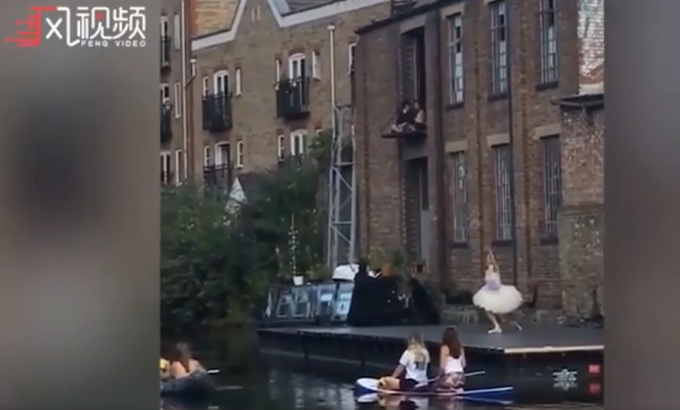 热点|伦敦河畔现神秘芭蕾舞者，为路人跳舞，网友都在感慨好美啊