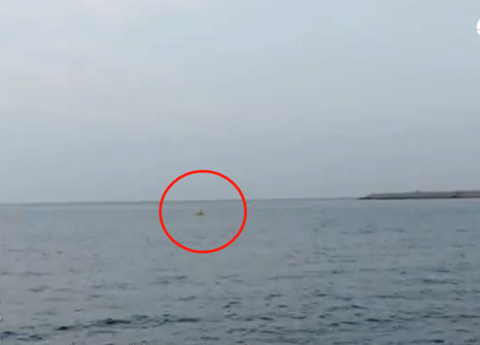 |男童坐小黄鸭被吹向深海，被发现时头朝下一动不动