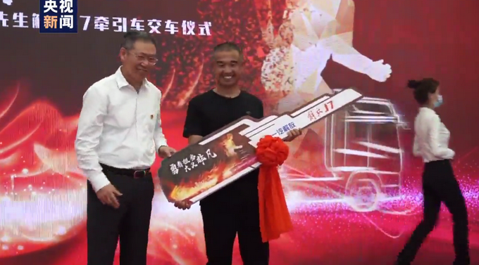 推荐|司机冒死开起火货车冲出闹市，暖心后续来了！获一辆新车