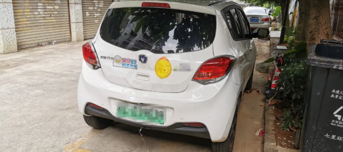 热点|揪心！广西一妈妈倒车时不慎撞死自己的孩子，车尾贴着“实习”标志