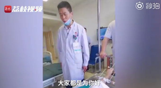 医生|医生为督促女孩康复训练将其训哭：哪怕流泪也要锻炼