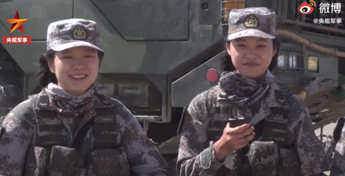 女兵|20岁女兵征服40吨远火车，她们中有的是萌妹子，如今手上长满老茧