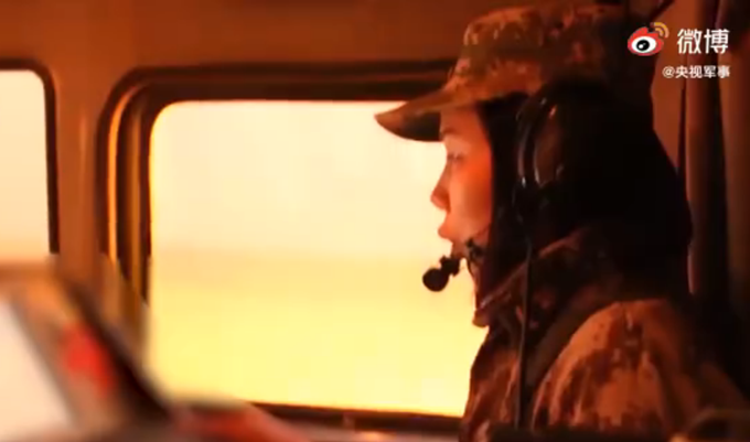 女兵|20岁女兵征服40吨远火车，她们中有的是萌妹子，如今手上长满老茧