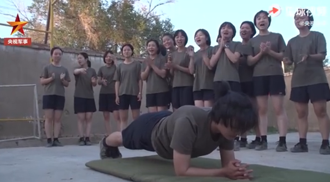 女兵|20岁女兵征服40吨远火车，她们中有的是萌妹子，如今手上长满老茧