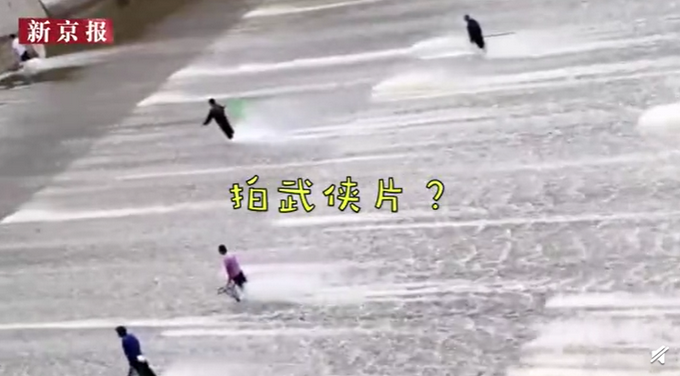 |村民站水中捞鱼似御剑飞行，其实人没动，网友：乍一看真以为他们在练功