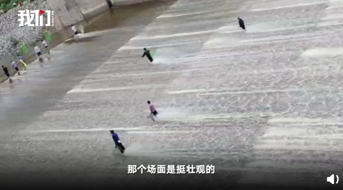 |村民站水中捞鱼似御剑飞行，其实人没动，网友：乍一看真以为他们在练功