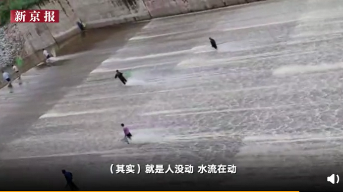 |村民站水中捞鱼似御剑飞行，其实人没动，网友：乍一看真以为他们在练功