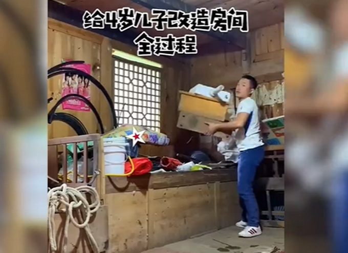 |父亲为弥补儿子亲手改造房间，外出打工多年，想在孩子童年留点记忆