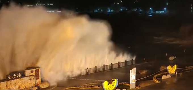 黑格比|台风“黑格比”已登陆浙江沿海，海岸掀起巨浪，有网友表示一夜未眠