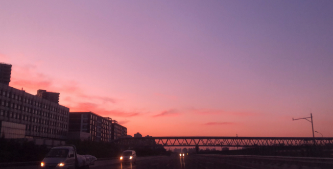 |北京现绝美橘色朝霞，天气晴热持续，高温蓝色预警中