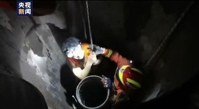 坠井|工人作业不慎坠井，钢筋从臀部穿至锁骨，消防紧急救援