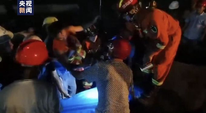 坠井|工人作业不慎坠井，钢筋从臀部穿至锁骨，消防紧急救援