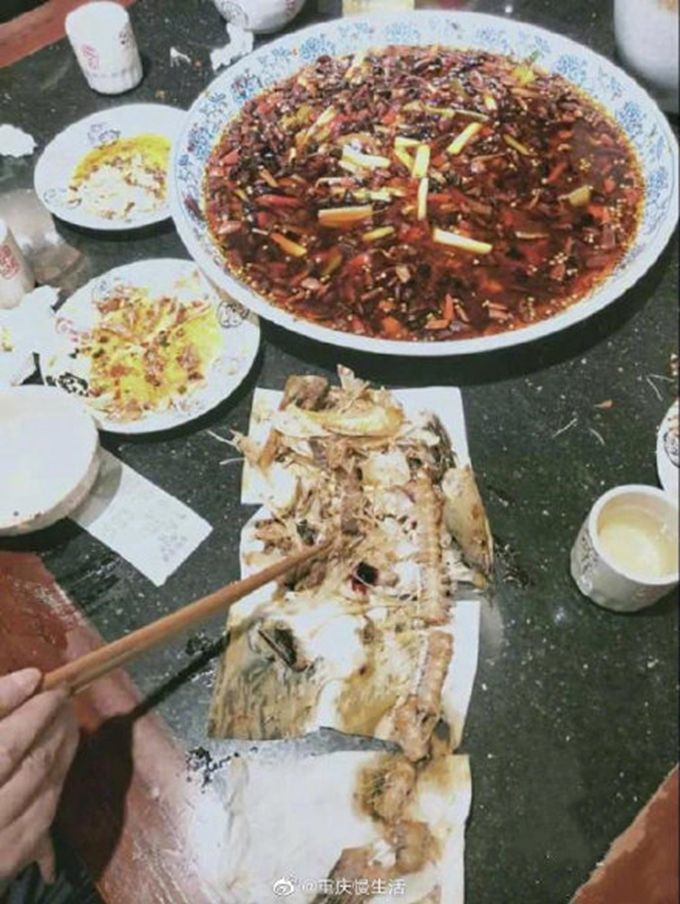 奇葩|一家三口吃鱼怀疑缺斤短两，拼骨后报警，老板优惠30元