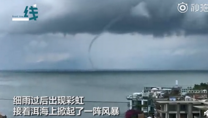 热点|场面壮观！大理洱海现龙吸水，水柱直冲云霄，网友：好神奇啊