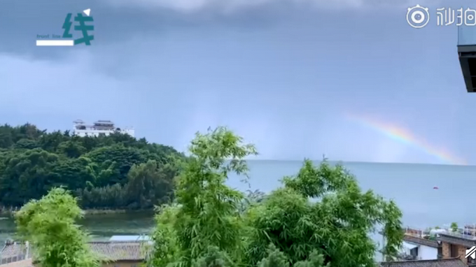 热点|场面壮观！大理洱海现龙吸水，水柱直冲云霄，网友：好神奇啊