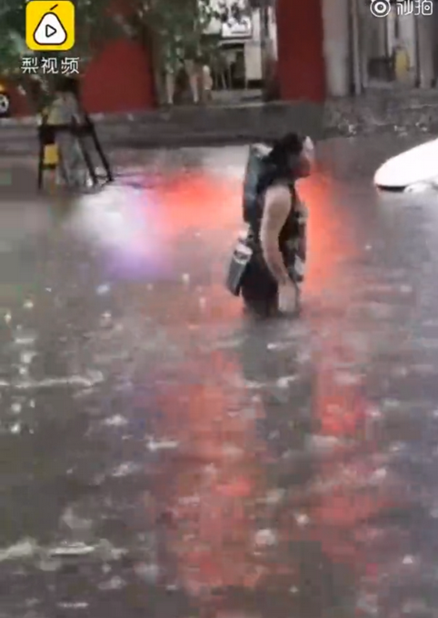热点|危险！女子积水中游泳险遭车撞，网友：心真大！这水也太脏了