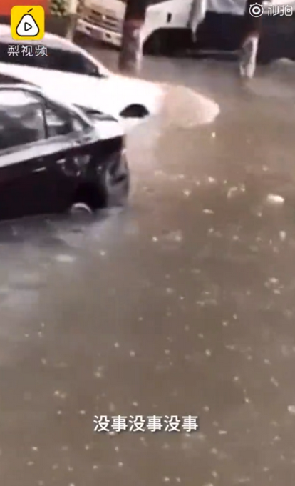 热点|危险！女子积水中游泳险遭车撞，网友：心真大！这水也太脏了