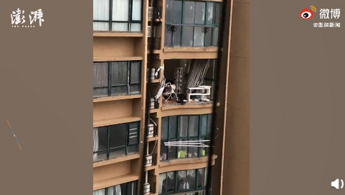 热点|官方通报“女子关窗被台风吹落坠亡”：住户自行改造阳台，质量不佳
