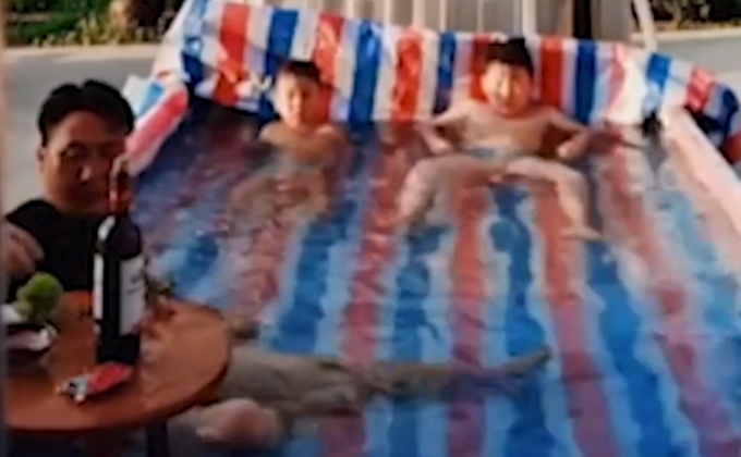 搞笑|实力宠娃！爸爸用卡车给孩子自制泳池走红，摆上小桌有吃有喝