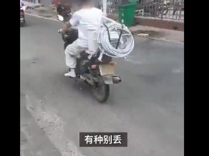 |女子捡钱不还称有种别丢，网友表示很无语