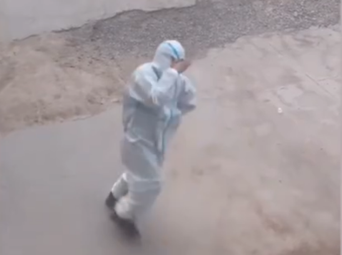 可爱|防疫战士换班后跳可爱舞蹈解压，发现被拍后还跑开了，网友：太可爱了