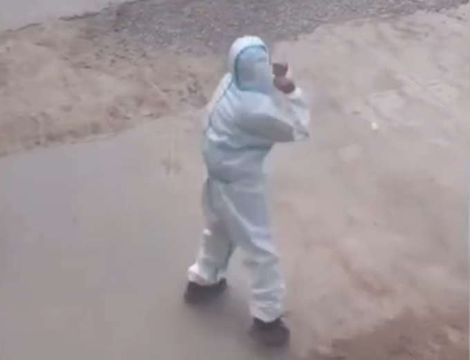 可爱|防疫战士换班后跳可爱舞蹈解压，发现被拍后还跑开了，网友：太可爱了