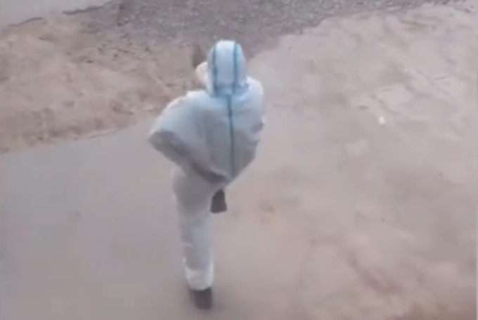 可爱|防疫战士换班后跳可爱舞蹈解压，发现被拍后还跑开了，网友：太可爱了