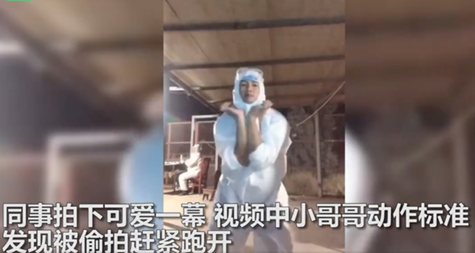 可爱|防疫战士换班后跳可爱舞蹈解压，发现被拍后还跑开了，网友：太可爱了