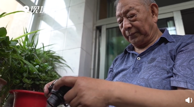 |老人连续7年拍摄天空，2300多张照片记录家乡空气质量变化