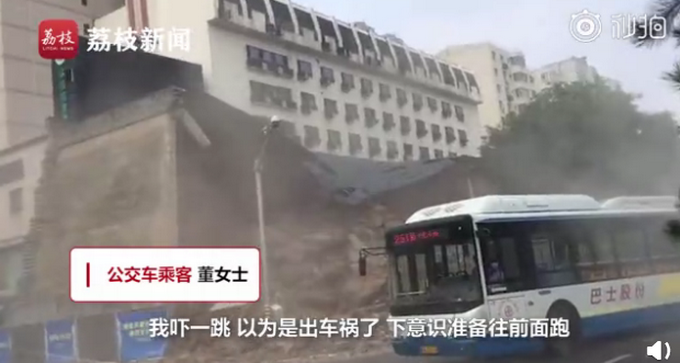 热点|路过车主回忆城墙坍塌瞬间，公交司机超高职业素养几秒内躲过一劫