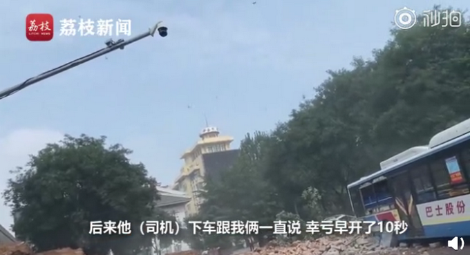 热点|路过车主回忆城墙坍塌瞬间，公交司机超高职业素养几秒内躲过一劫
