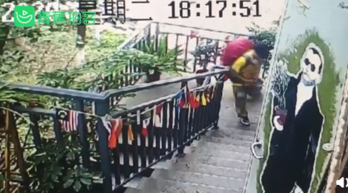 热点|广州男子穷游至四川失联22日，监控最后一次拍到他路过桥头