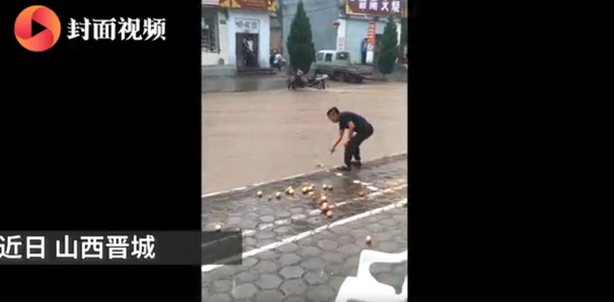 热点|暴雨中男子用漏勺帮捞苹果，火了！网友：这才是真正的“水果捞”