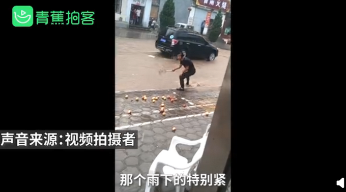 热点|暴雨中男子用漏勺帮捞苹果，火了！网友：这才是真正的“水果捞”