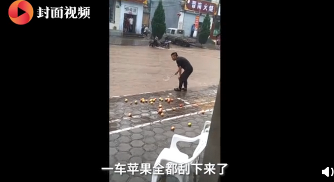热点|暴雨中男子用漏勺帮捞苹果，火了！网友：这才是真正的“水果捞”