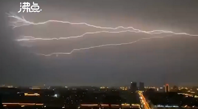 东方明珠|震撼一幕！上海东方明珠塔被闪电击中，网友脑洞大开：莫非有人在渡劫？