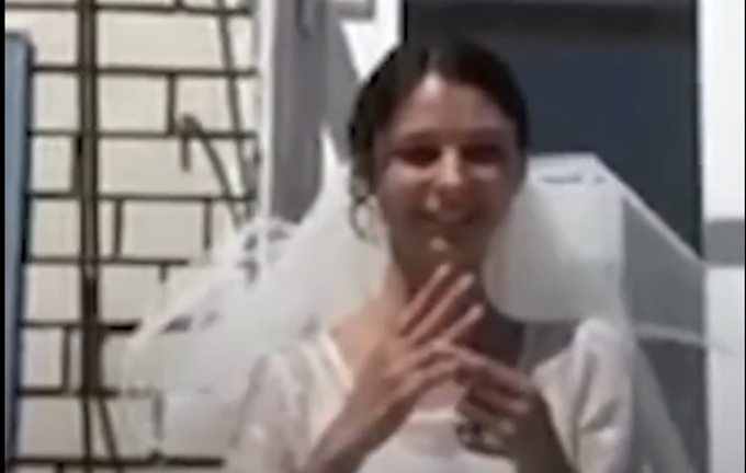 催婚|俄女子经常被催婚，最后举办婚礼嫁给自己，你害怕被催婚吗？