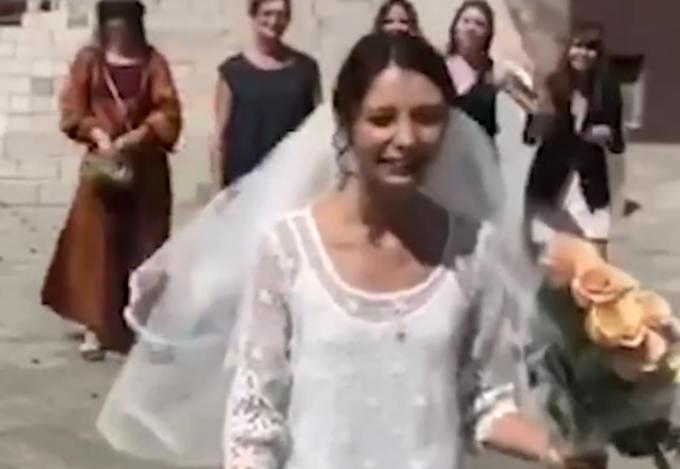 催婚|俄女子经常被催婚，最后举办婚礼嫁给自己，你害怕被催婚吗？