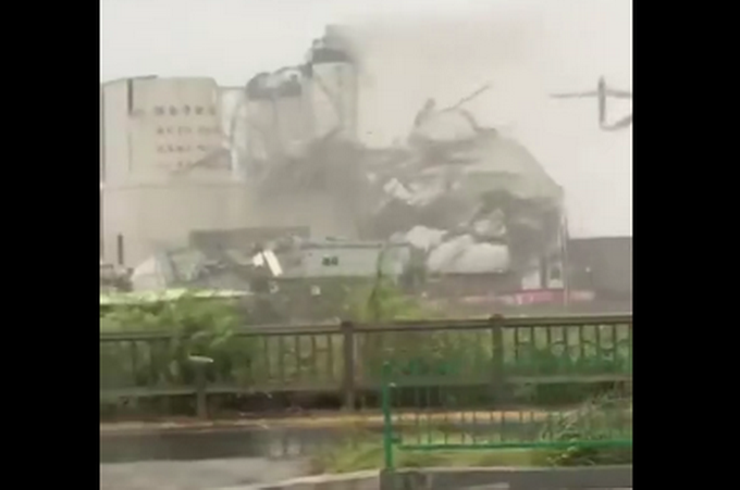|福建漳州龙海一厂房被吹倒，台风天执勤交警被护栏压倒，网友：太揪心！