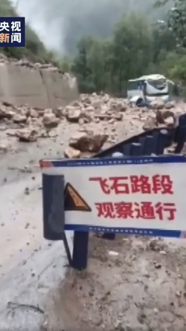 热点|四川阿坝两大巴被山石砸中1死6伤，车头被砸变形，挡风玻璃破碎